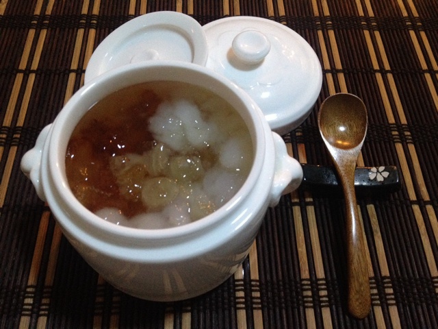 桃胶皂角米炖银耳