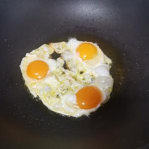 鸡蛋海鲜菇豆腐汤的做法 步骤3