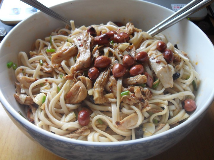 辣蒸豆豉鸡块凉拌面