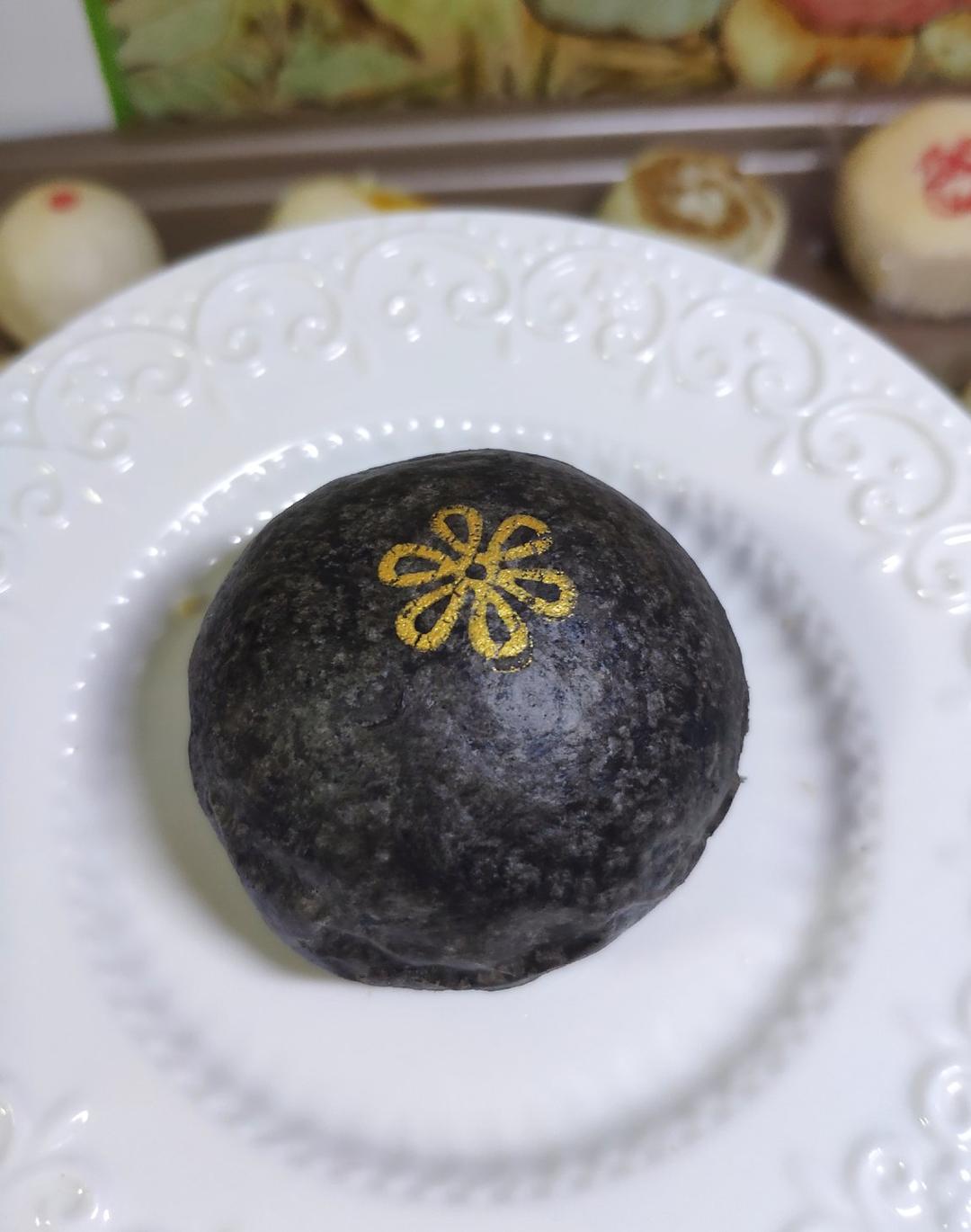 酥掉渣凤梨蛋黄黑金酥