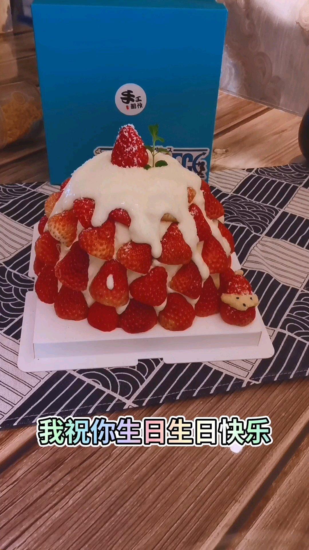 曼食慢语丨草莓芝士雪山蛋糕