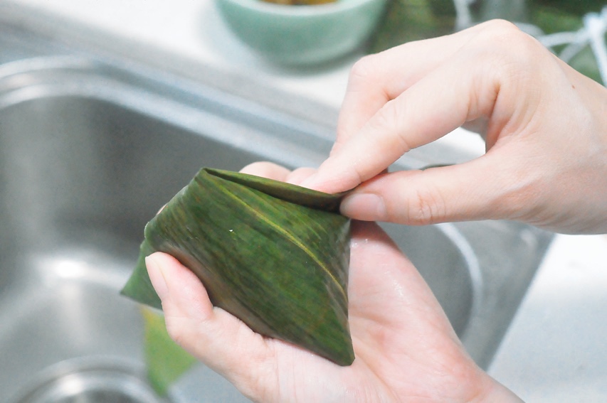 乌米蜜枣三角粽的做法 步骤11