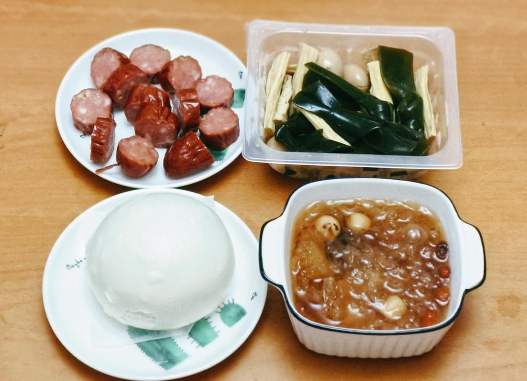 秋冬最爱的养生甜品➈┇燕窝银耳枸杞红枣桂圆莲子牛奶🥛┇解秋燥补气血┇减脂期不加糖┇夏天＋冰牛奶就是爽歪歪的甜品咯！