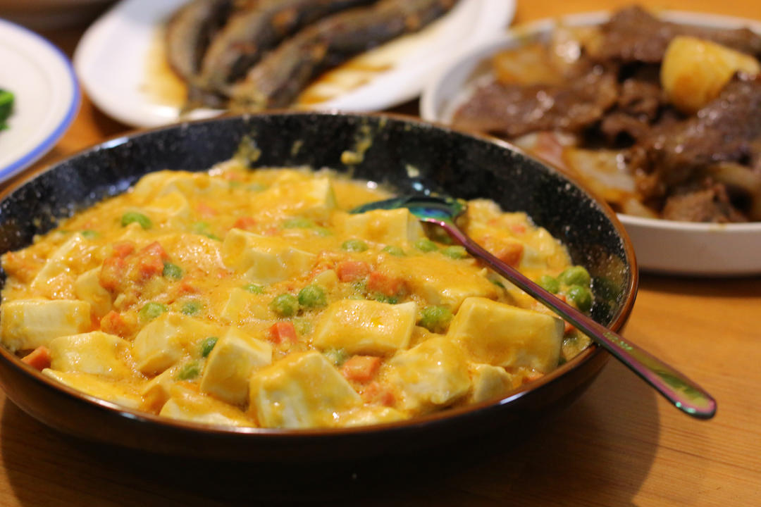 营养又鲜香的咸蛋黄豆腐煲