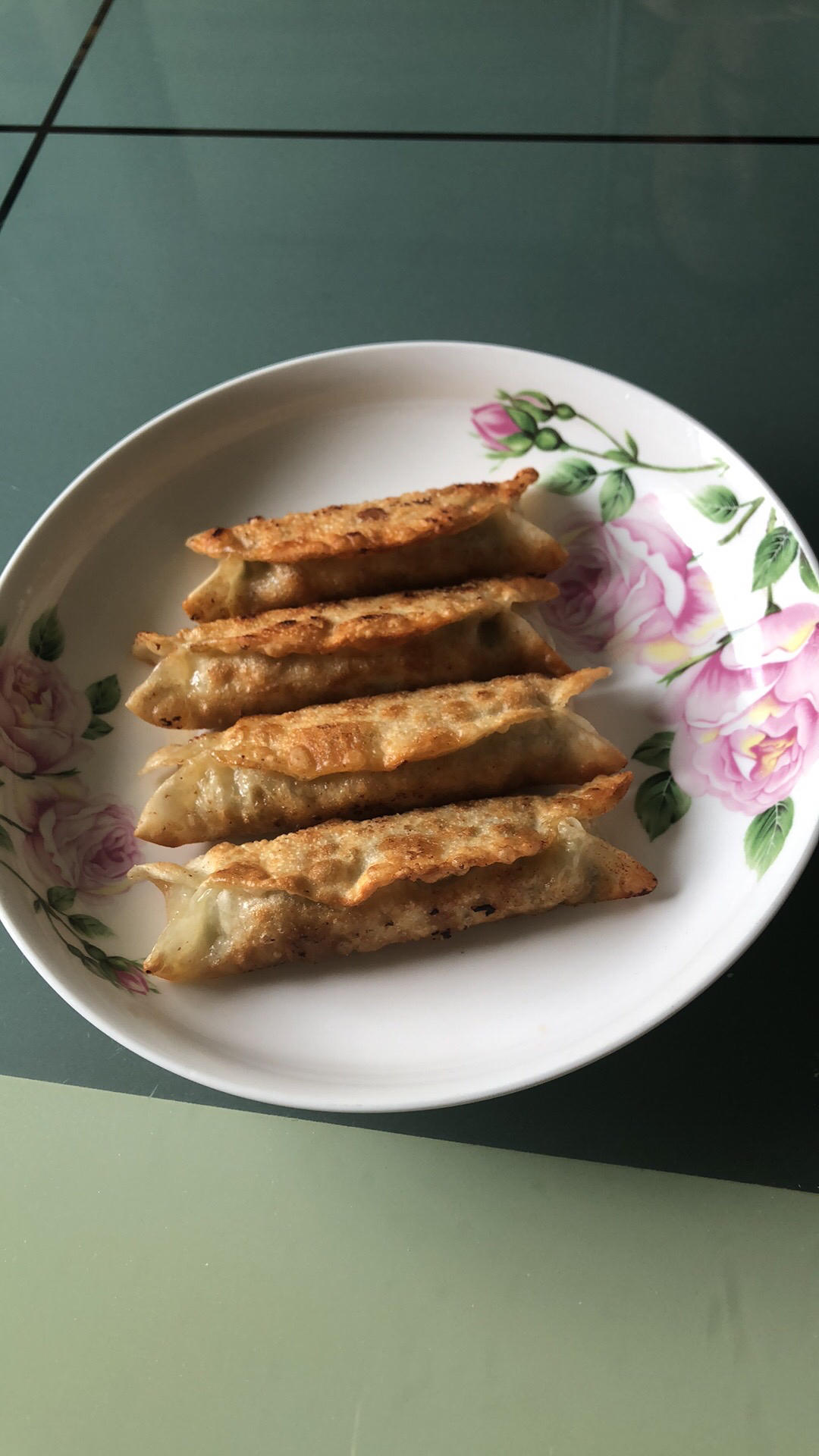 早餐试试韭菜锅贴，有荤有素，鲜美又香脆，出锅孩子们抢着吃