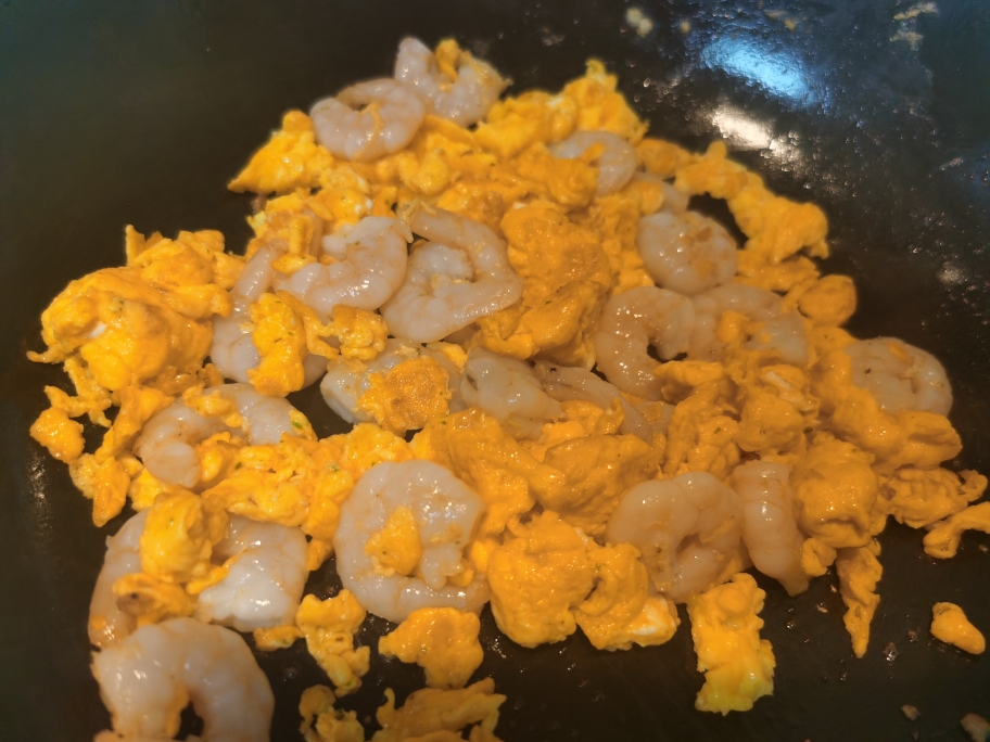 高考营养健康菜：毛豆米炒青虾仁黄瓜鸡蛋的做法 步骤4