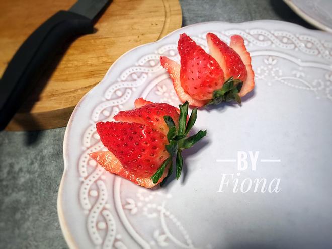 🌹两步搞定 最简单的摆盘装饰——草莓郁金香花苞的做法