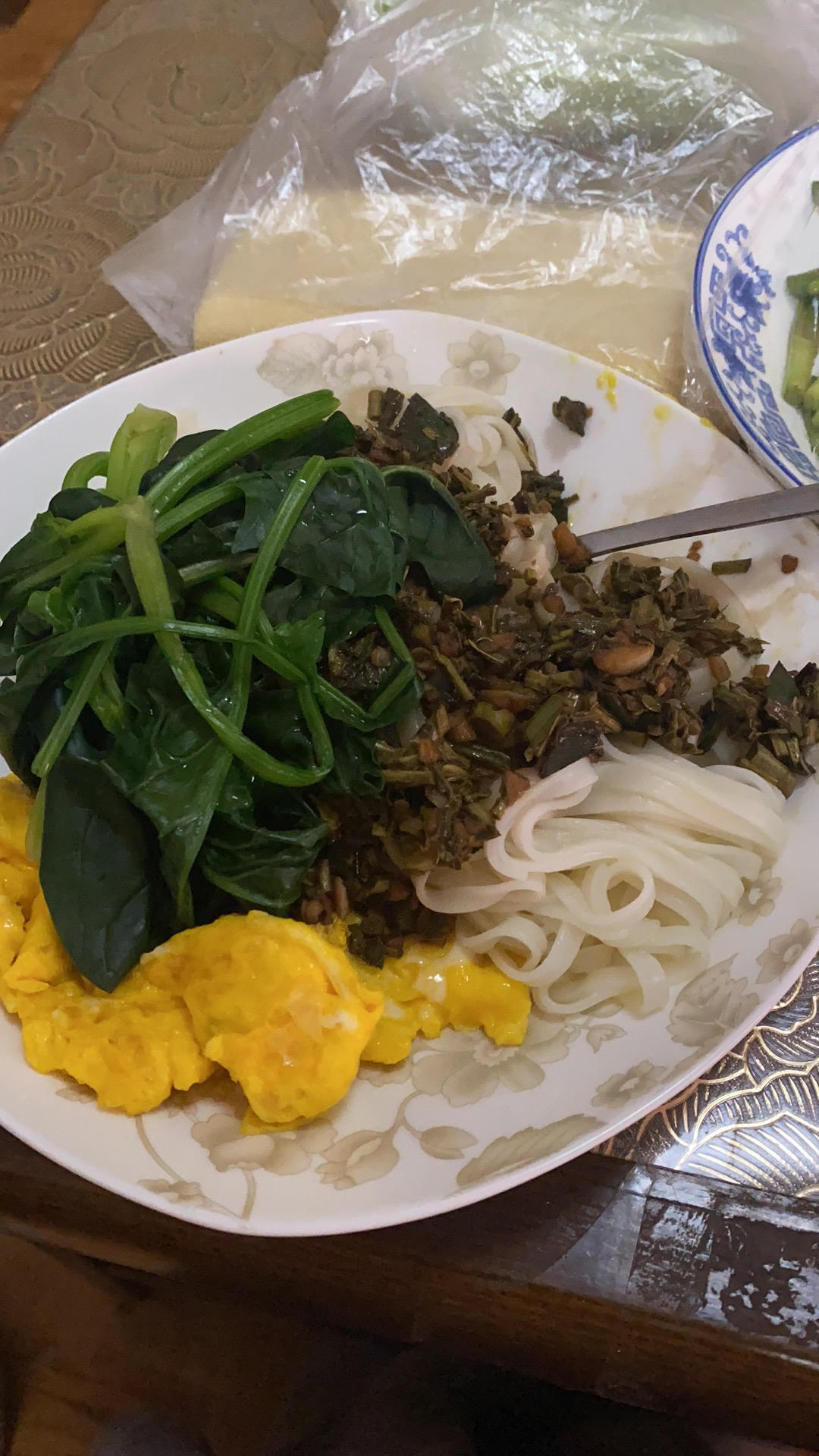 好吃到忘记体重的香椿拌面～～