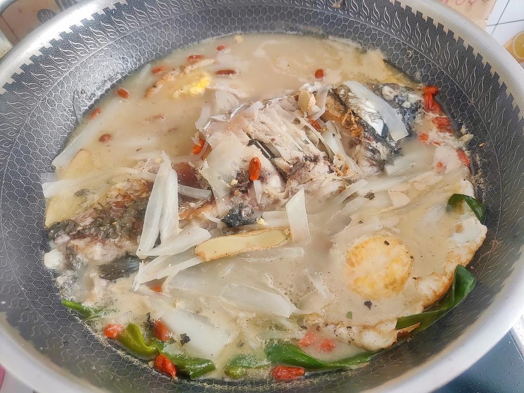 这样做的鲫鱼汤超好喝，奶白奶白的