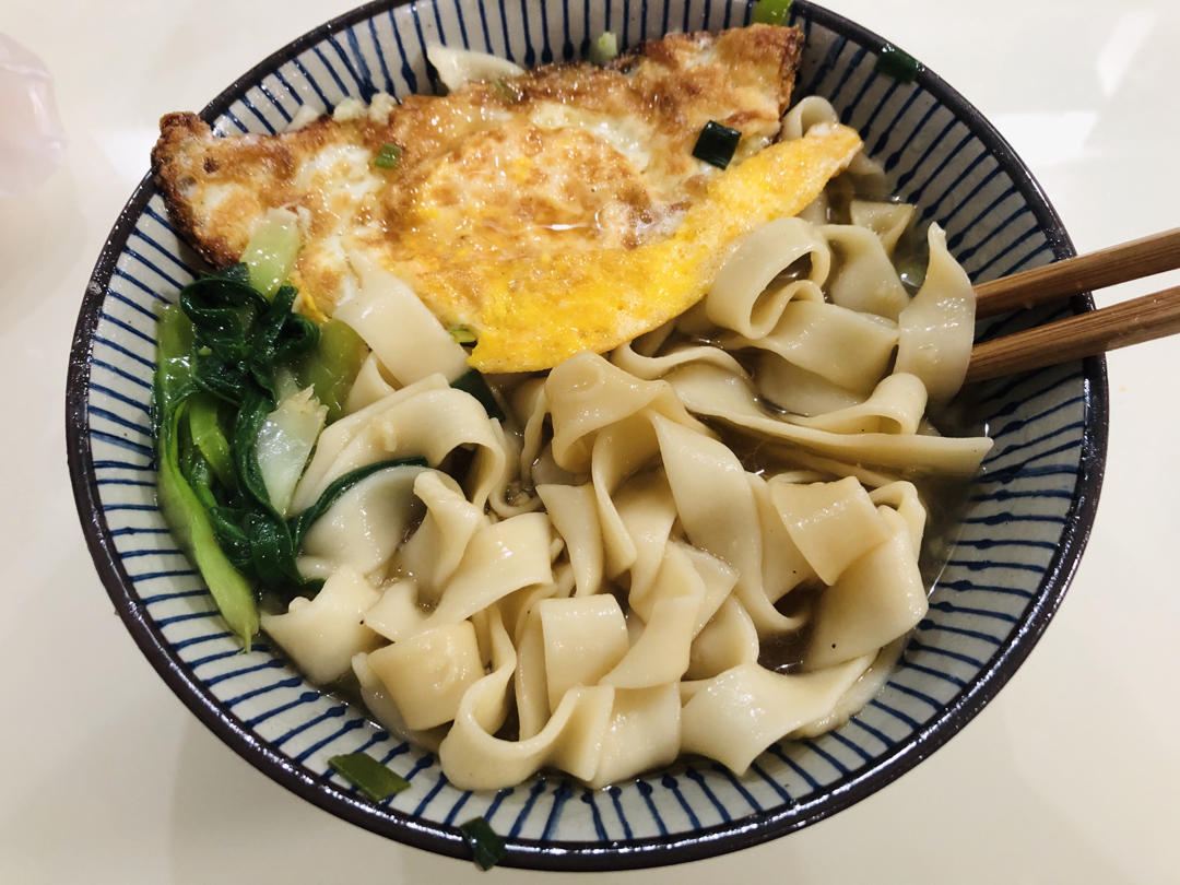 一碗清汤面 🍜 —— 秋日里的治愈系