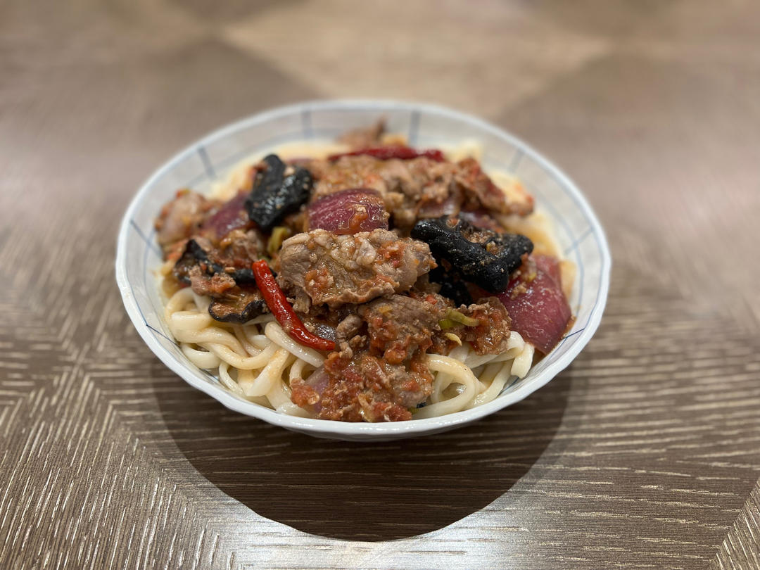 新疆过油肉拌面