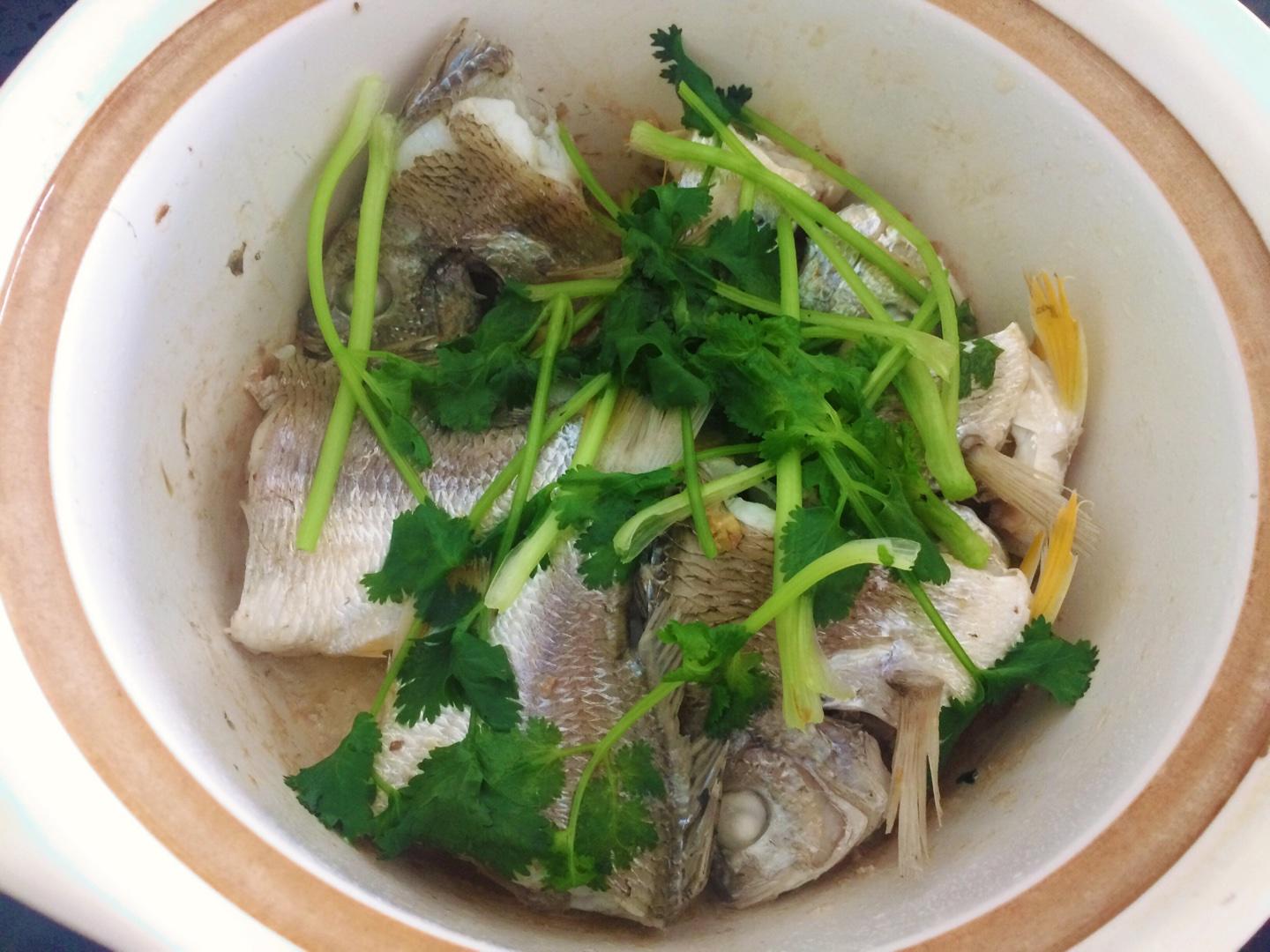 广东海边家常砂锅焗鱼的做法