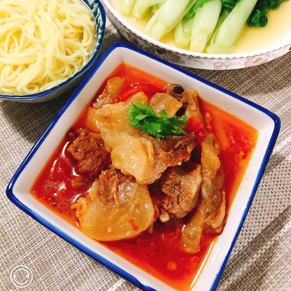 汤浓肉嫩的番茄牛腩，牛腩软烂秘法