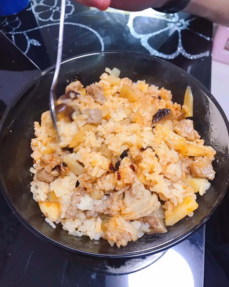 五花肉土豆焖饭