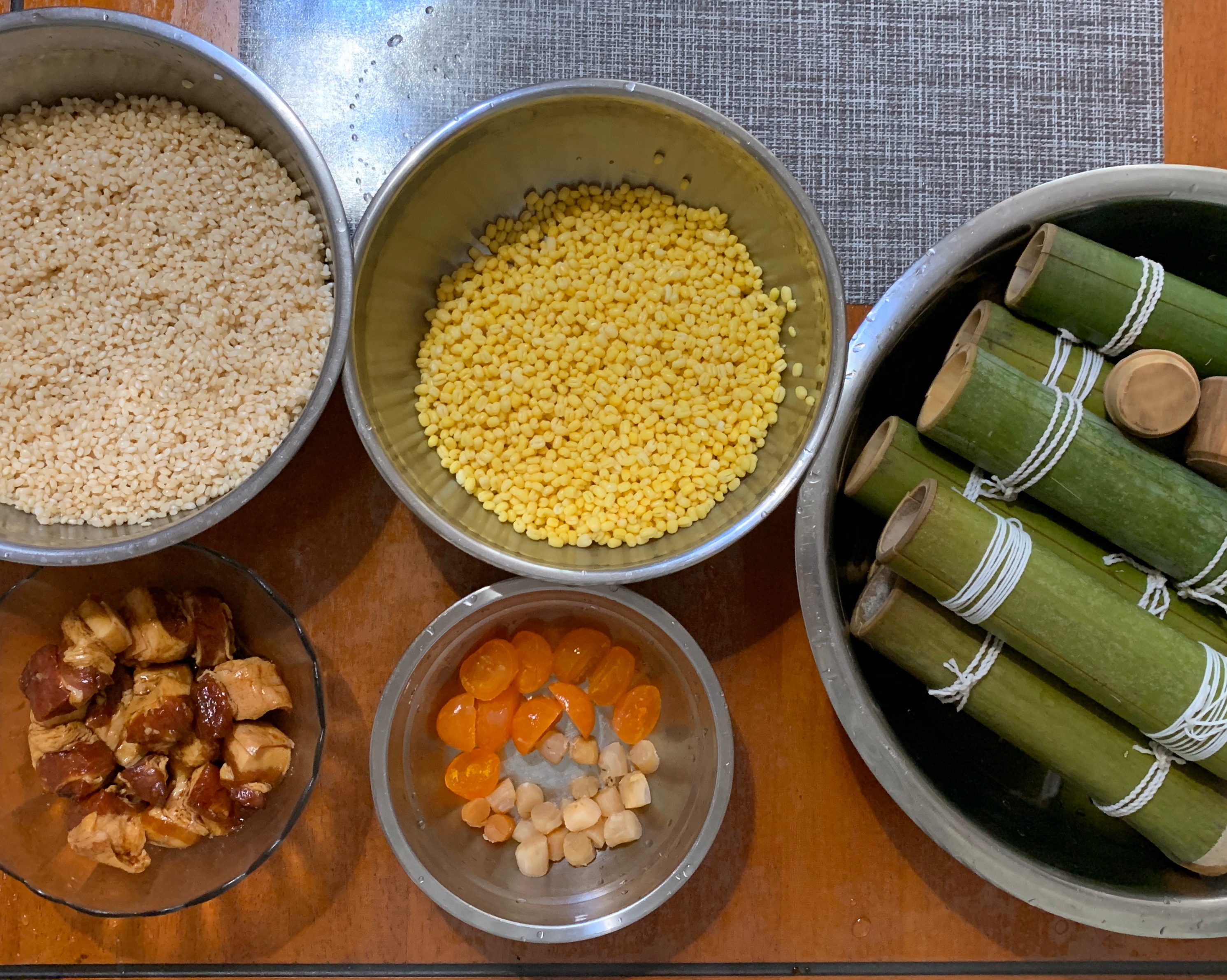 蛋黄瑶柱鲜肉竹筒粽的做法 步骤1