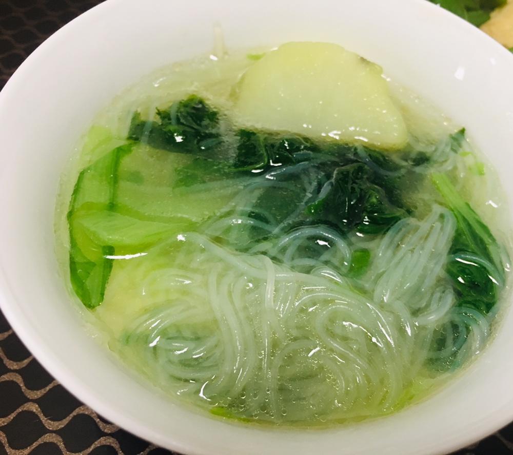 耘纭小白菜粉丝土豆汤的做法