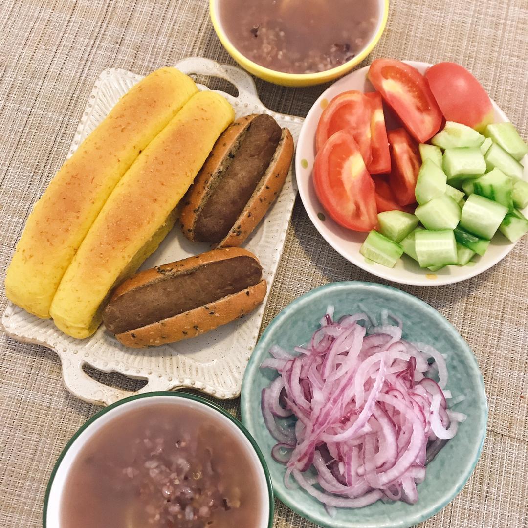 芝麻热狗包+黑胡椒牛肉肠