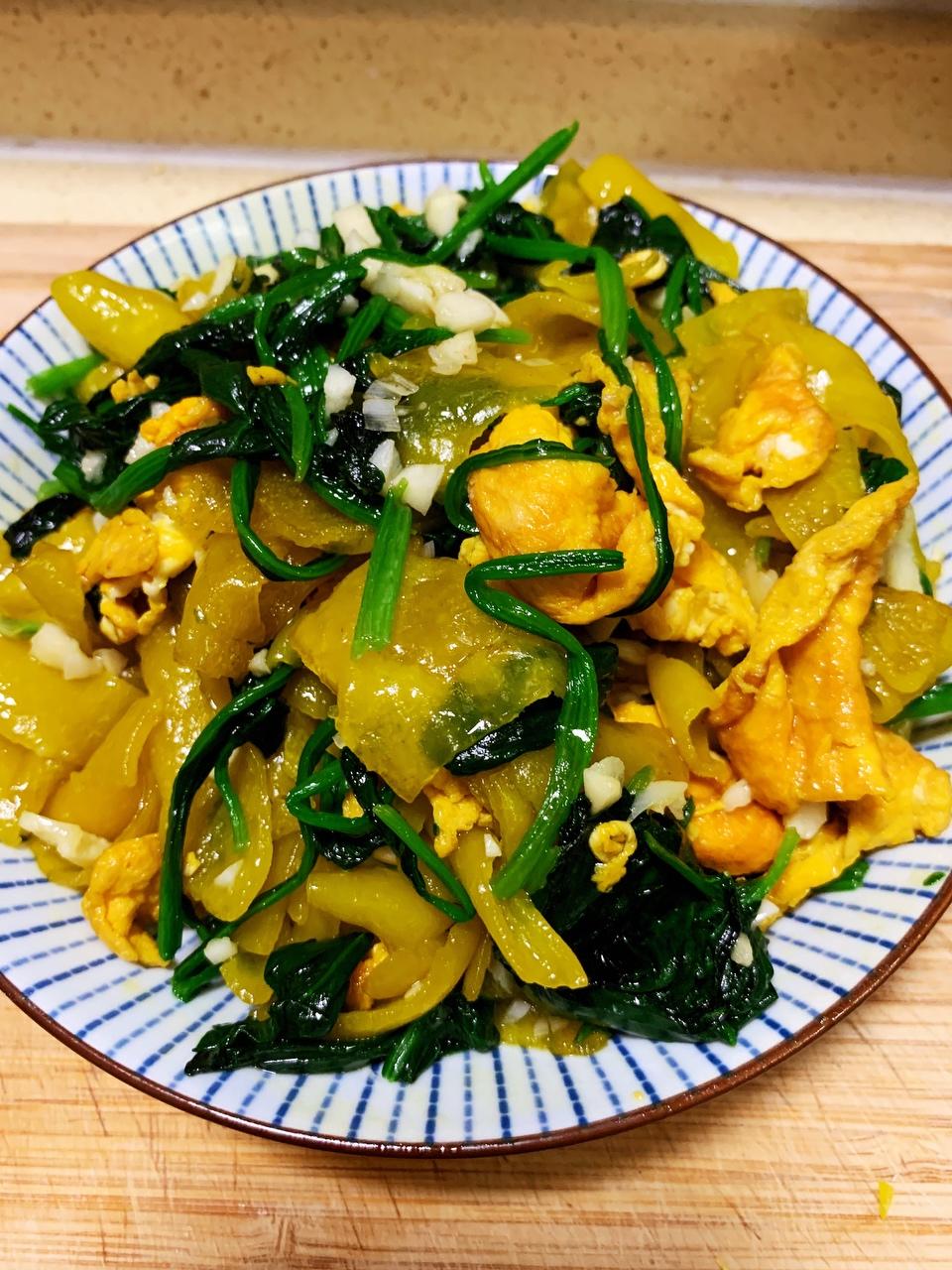 菠菜炒嘎巴天津静海特色菜