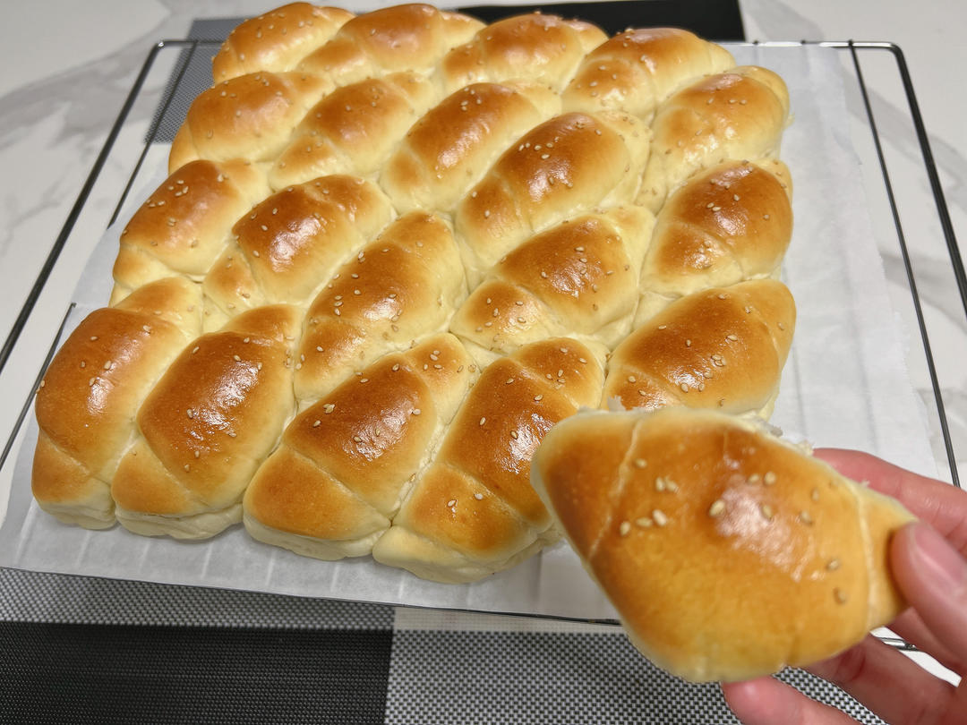 又香又软又拉丝，咬一口奶香十足！超治愈的淡奶油波兰种小餐包