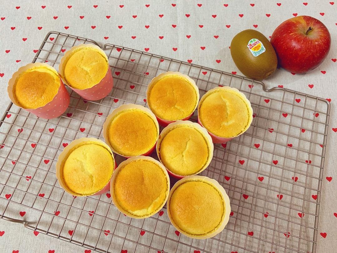 全蛋法打发原味海绵杯子蛋糕