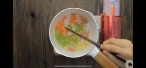 9-11个月辅食：胡萝卜芦笋鸡肉汤的做法 步骤3