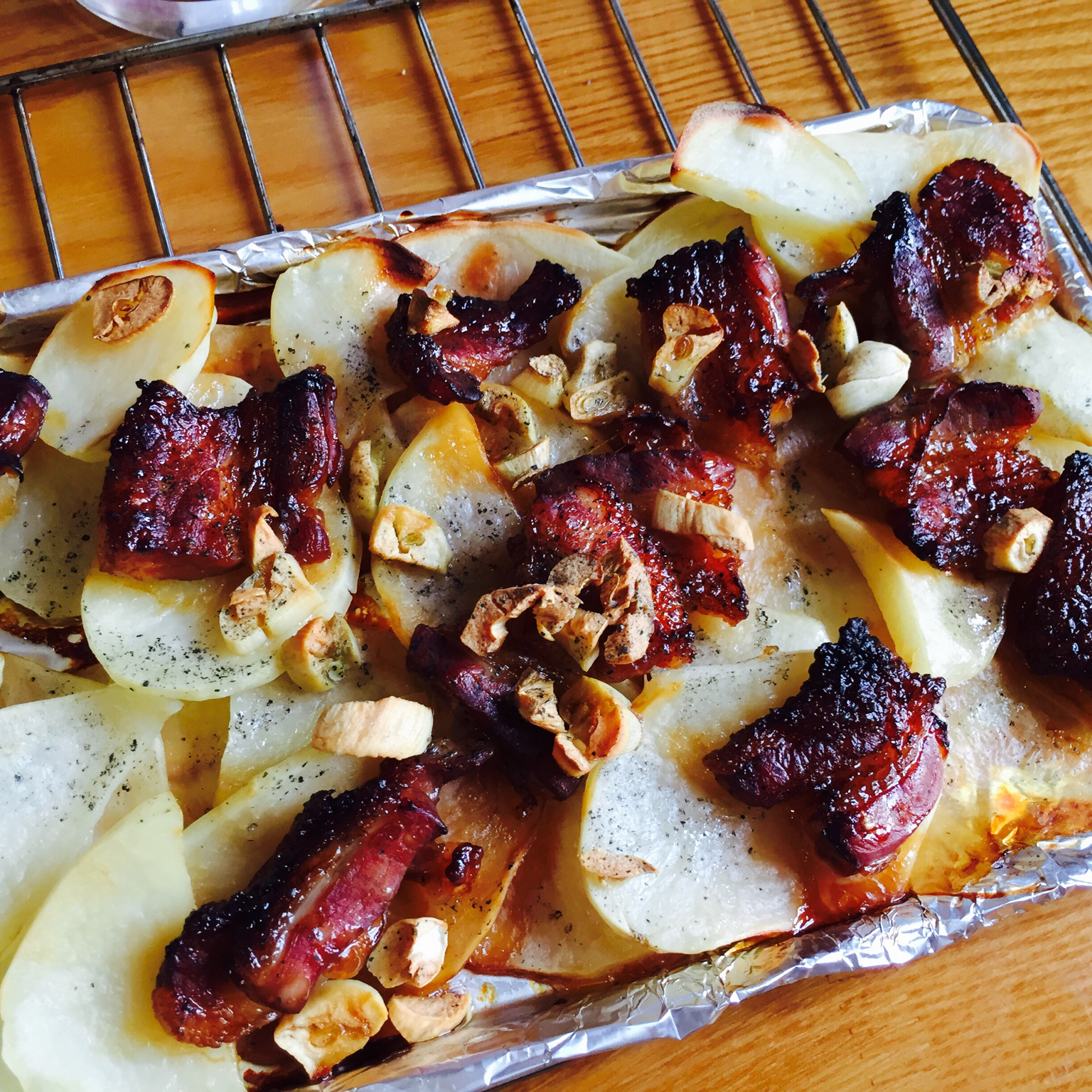 蜜汁五花肉烤土豆