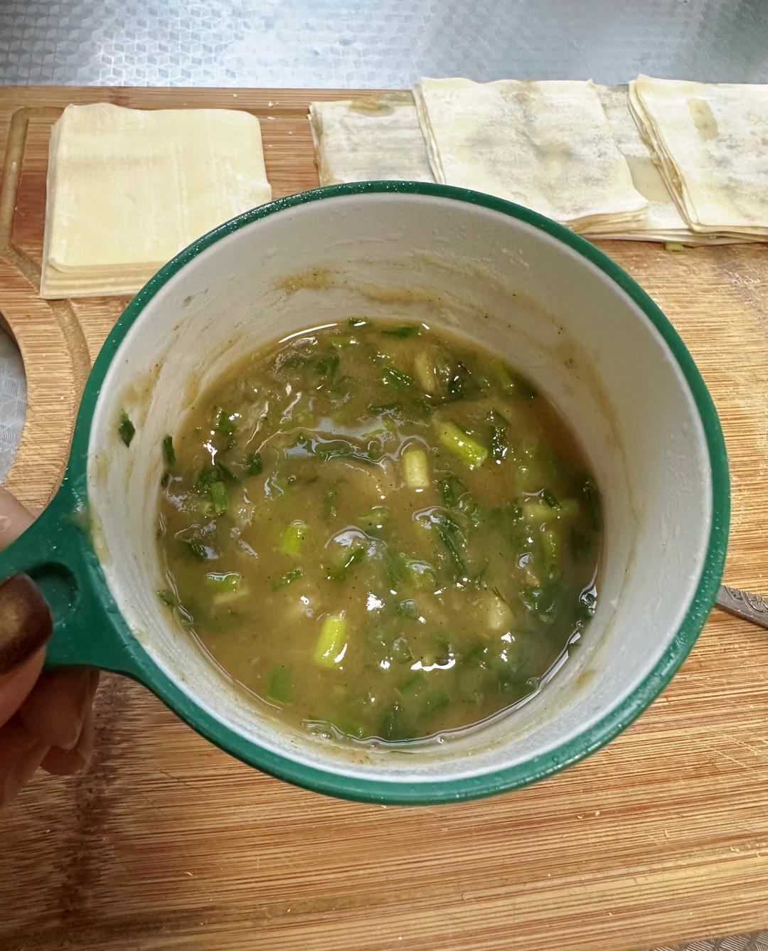 馄饨皮做葱油饼绝了的做法 步骤2