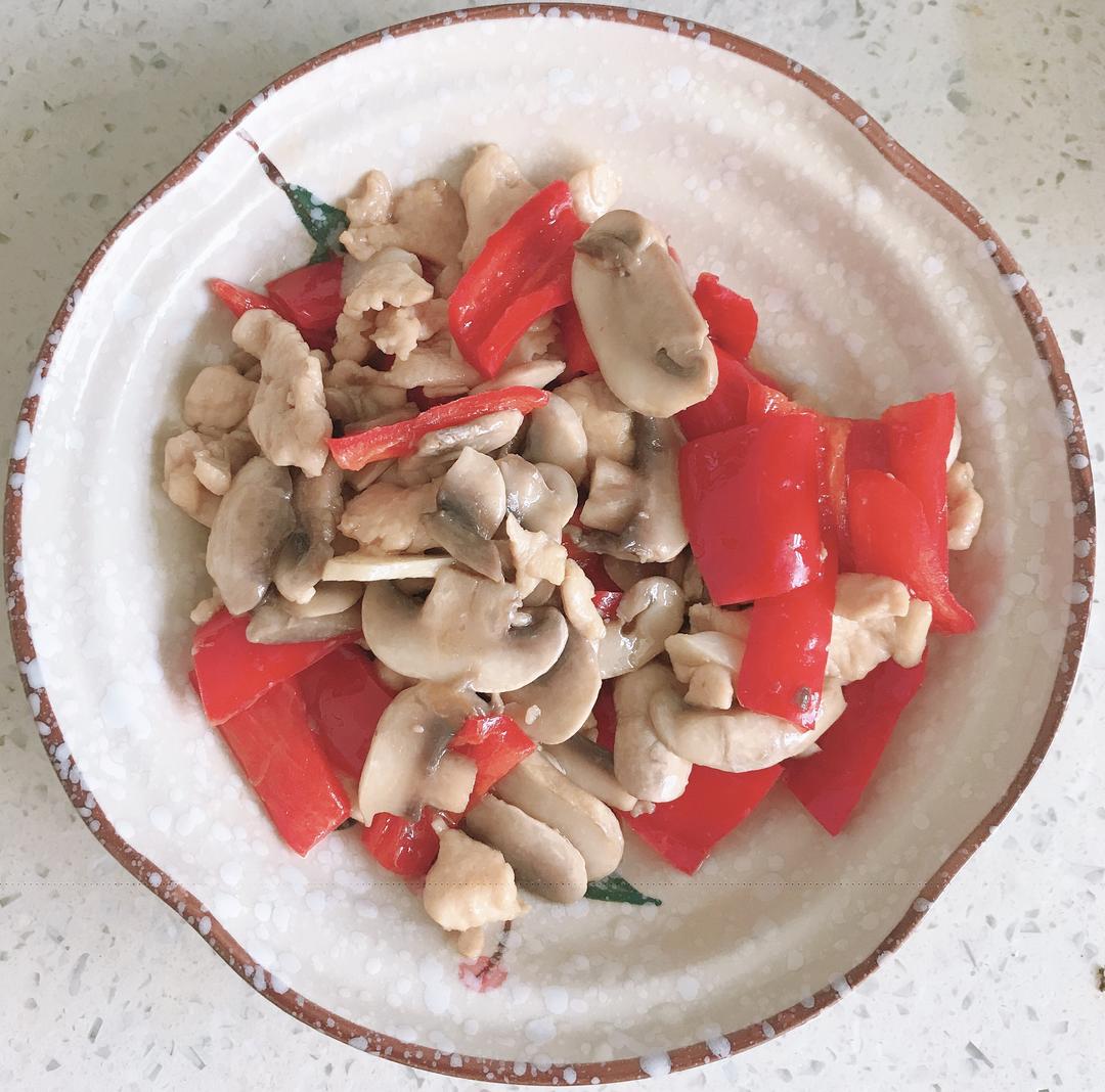 口蘑炒鸡胸肉的做法