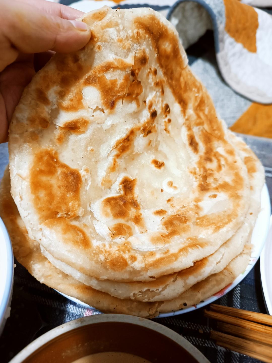 烙饼不硬的小窍门 掌握了你也能看出柔软多层凉了不硬的小油饼