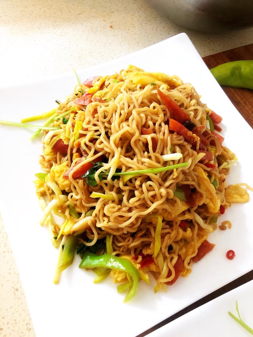 鸡毛蒜皮的肉做的网红炒方便面