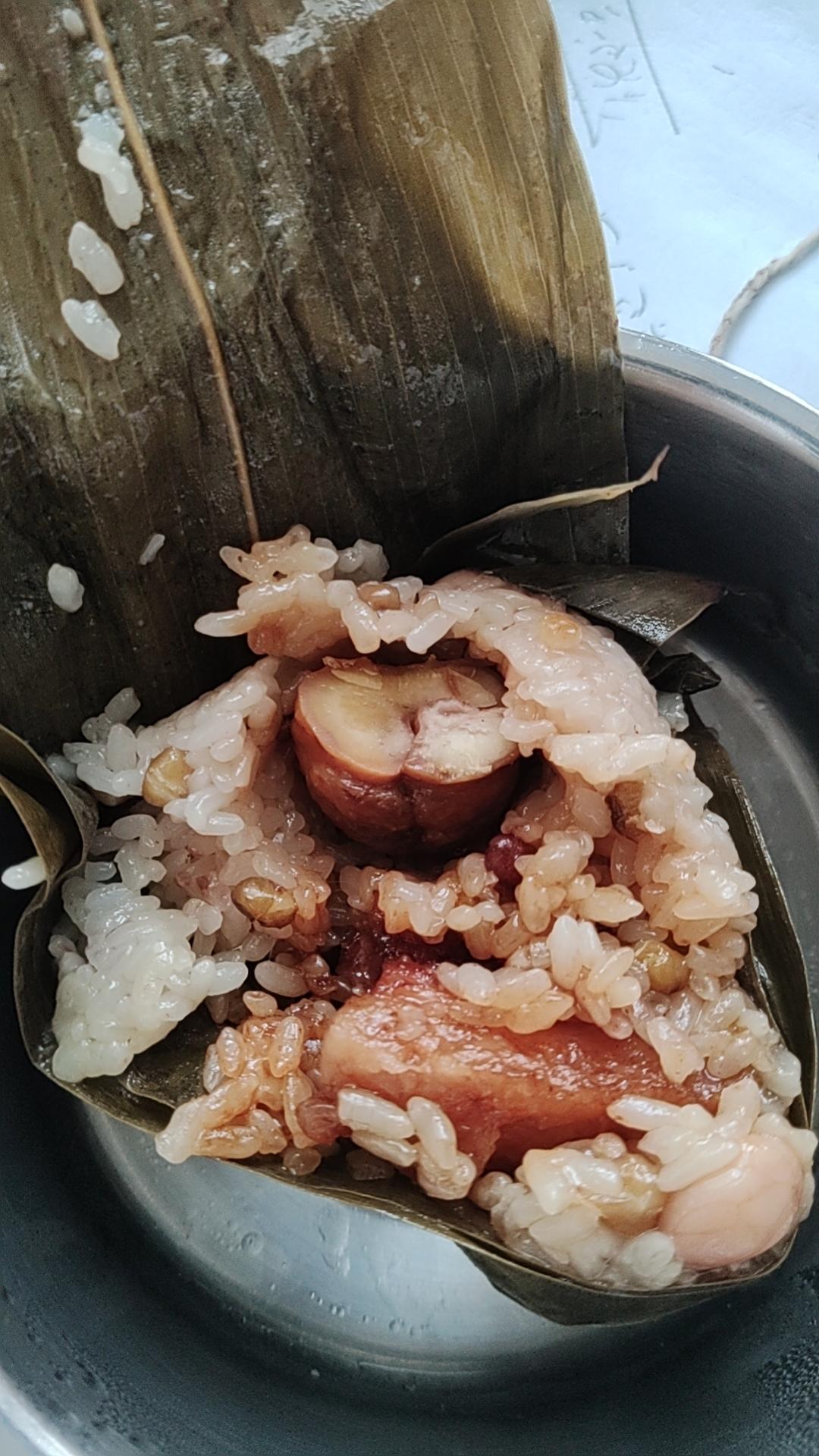 咸蛋黄大肉粽子