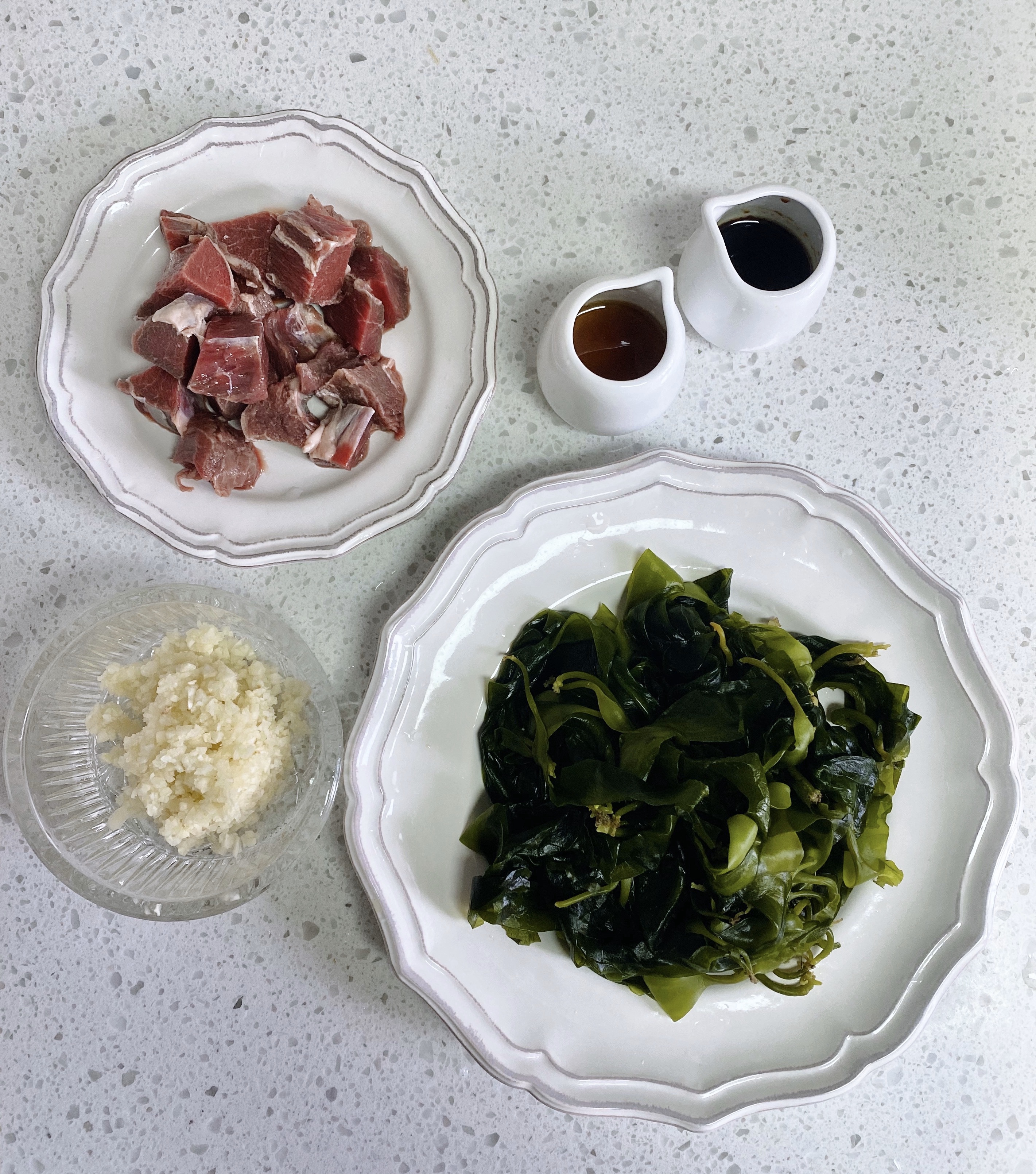 韩式牛肉海带花汤的做法 步骤1