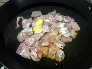 老丁的私房菜-土豆排骨焖饭的做法 步骤1