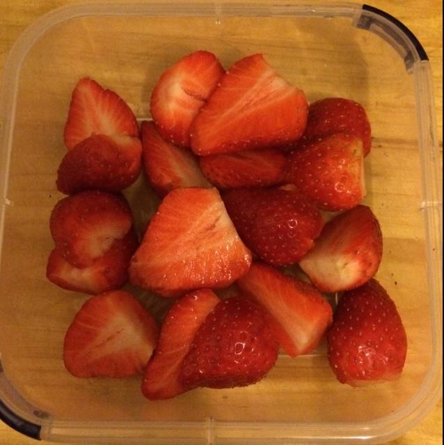 草莓忧格（草莓酸奶）的做法 步骤2