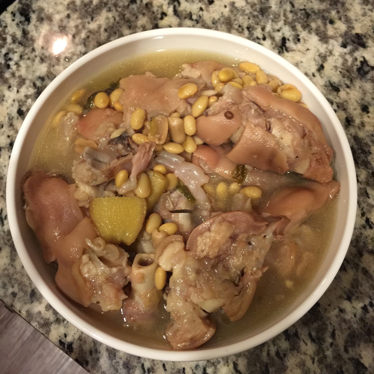黄豆花生猪脚汤