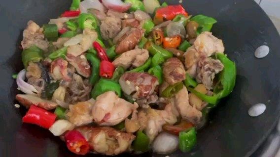 香味十足的沙姜鸡煲