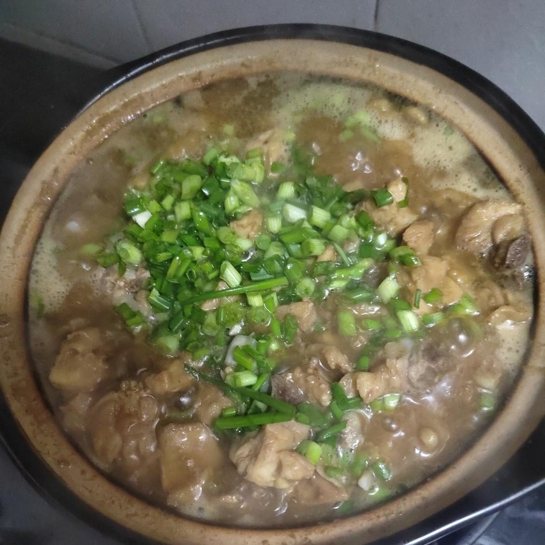 香味十足的沙姜鸡煲