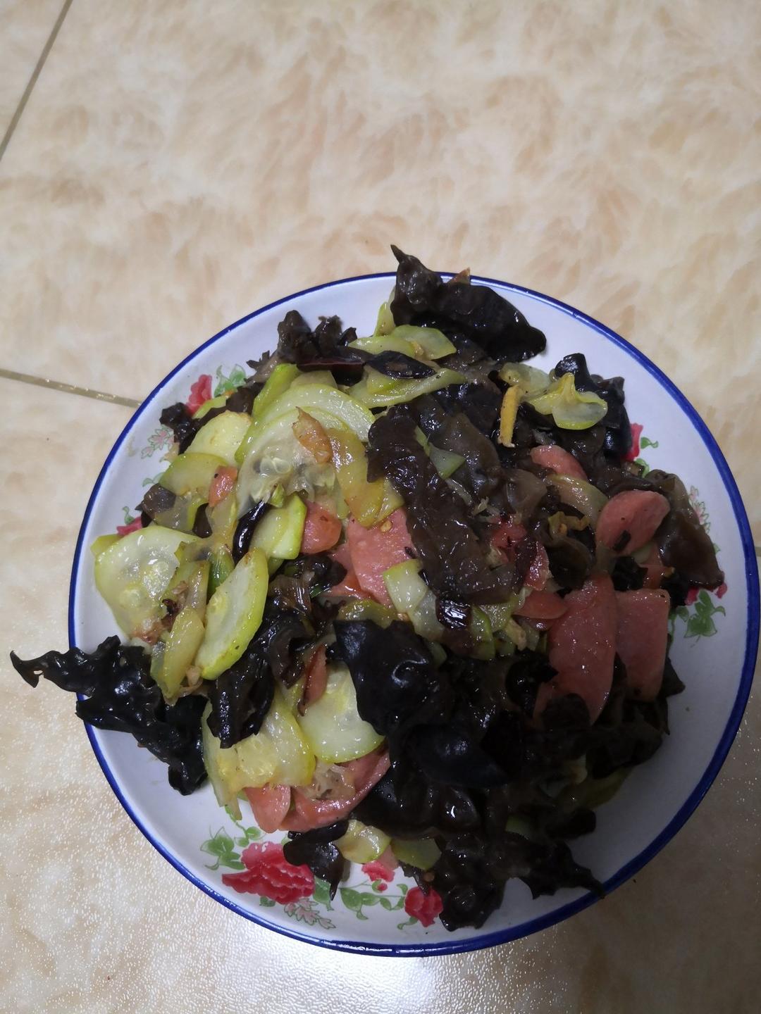 西葫芦炒火腿肠木耳