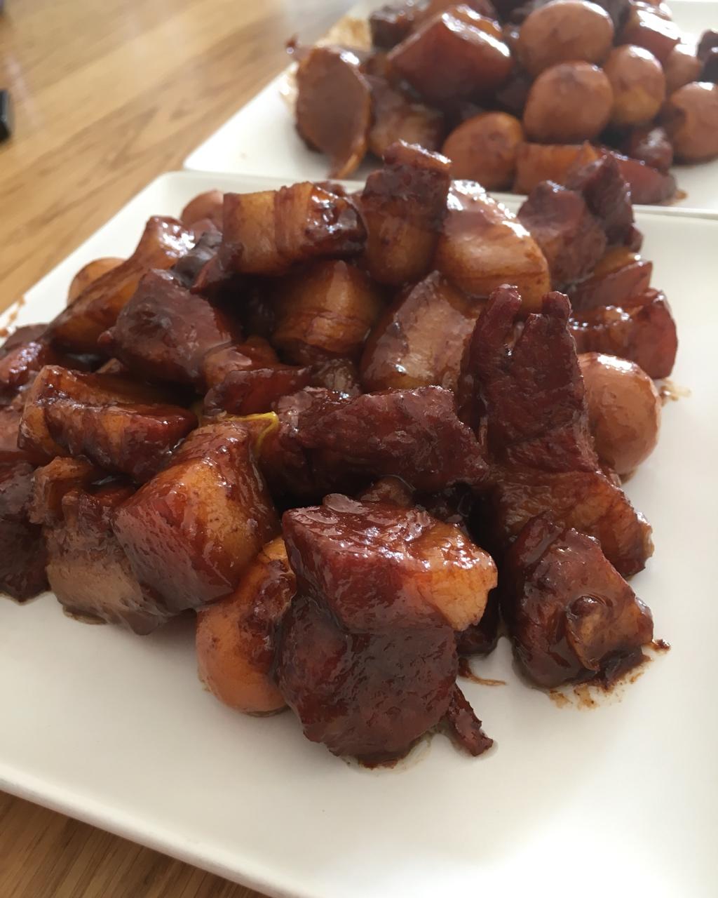 加了鹌鹑蛋后，这盘红烧肉，美味的逆天啦——鹌鹑蛋烧肉（孔瑶食谱）