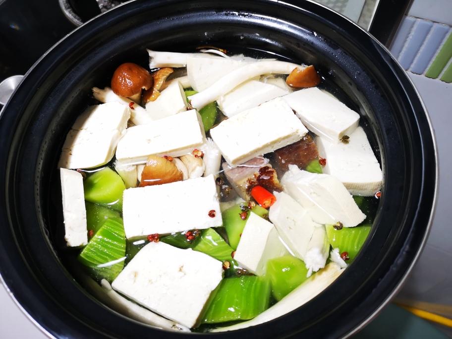腊排骨莴苣豆腐茶树菇火锅(简单版)的做法