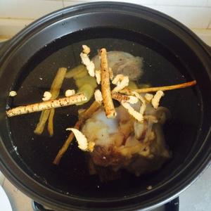 秋冬养生牛骨汤的做法 步骤3