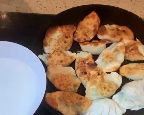 简单又美味的水煎饺子（韭菜鸡蛋豆腐馅料制作过程)的做法