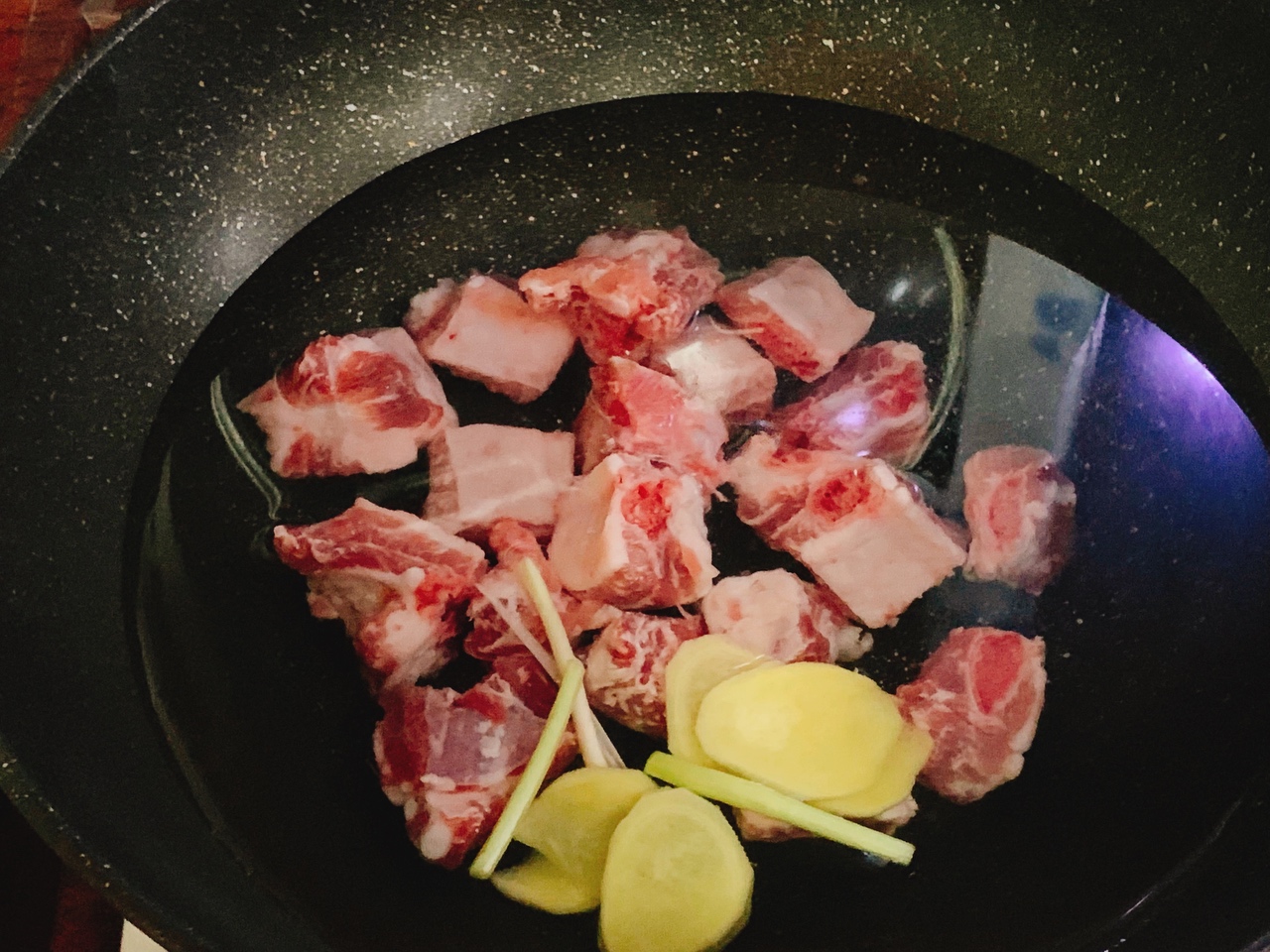 冬季养生汤❗️汤鲜味美～萝卜排骨汤的做法 步骤2