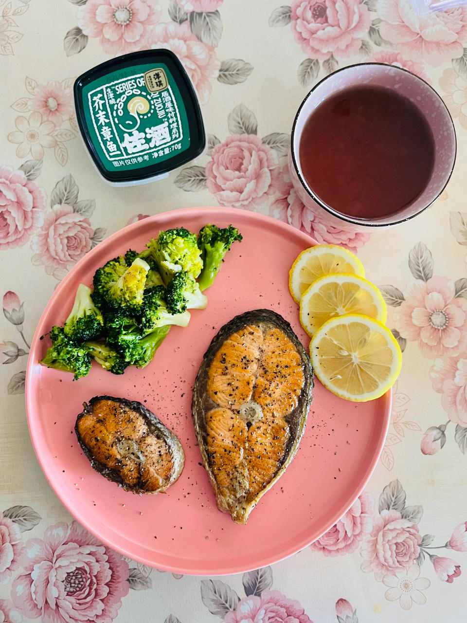 好吃到炸裂的香蒜黄油三文鱼排佐嫩芦笋尖配杰克烤薯仔