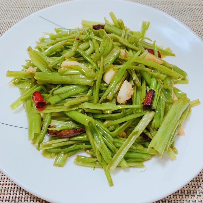 夏天连吃三大碗饭的秘密武器：酸辣空心菜梗