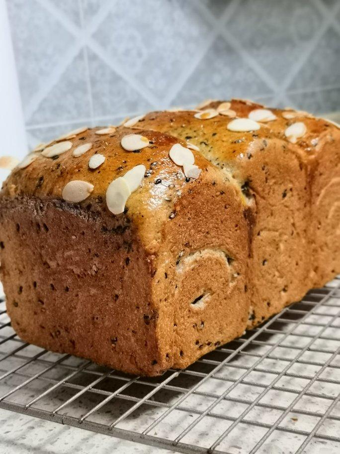 全麦黑芝麻吐司