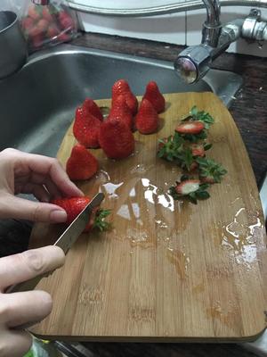 草莓奶昔的做法 步骤1