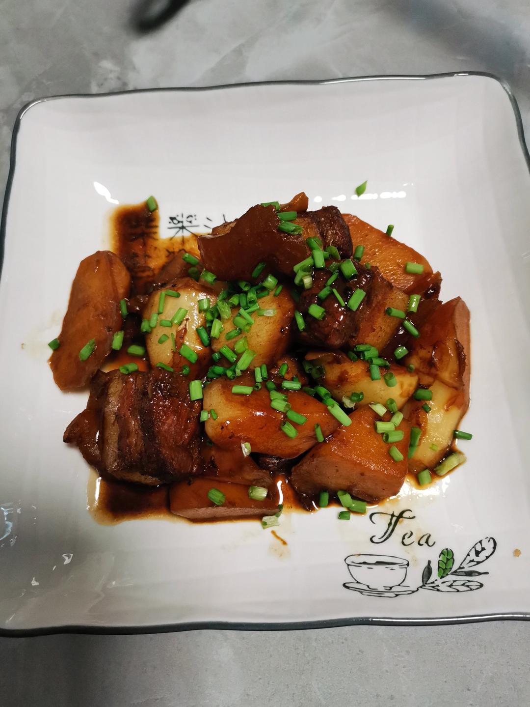 传统红烧肉，与茭白一起焖煮清甜不柴又入味，肥肉Q弹不油腻