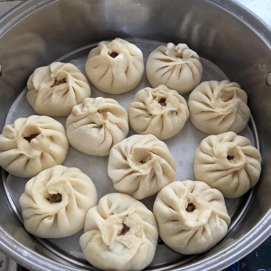 松软多汁的肉包子