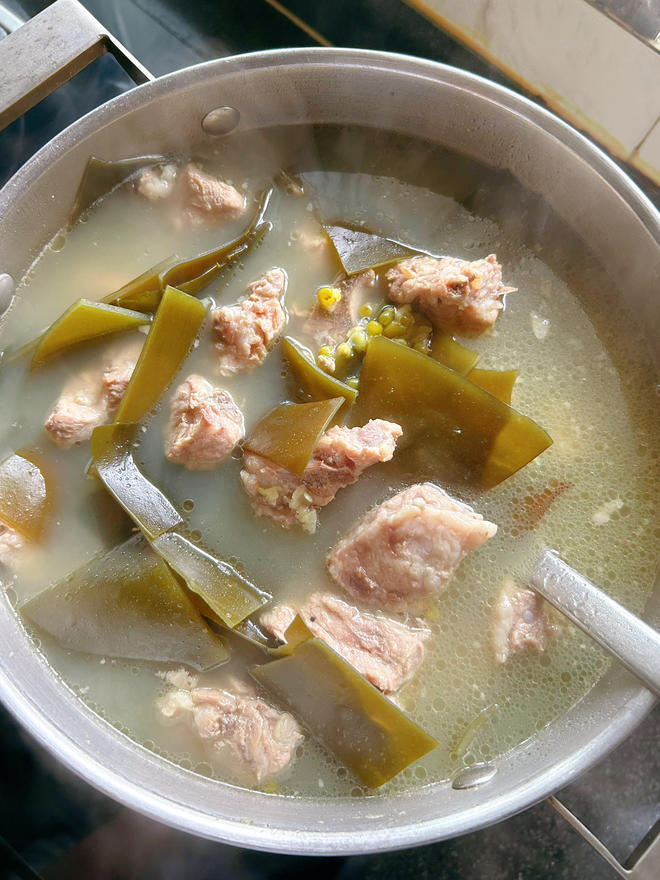 海带绿豆排骨汤的做法